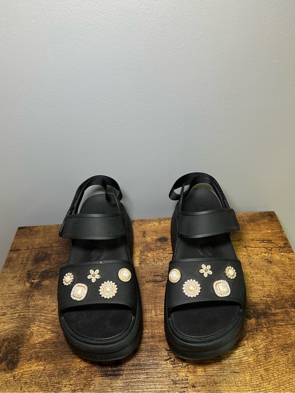 Crocs Women’s Soho Y Strap Sandals